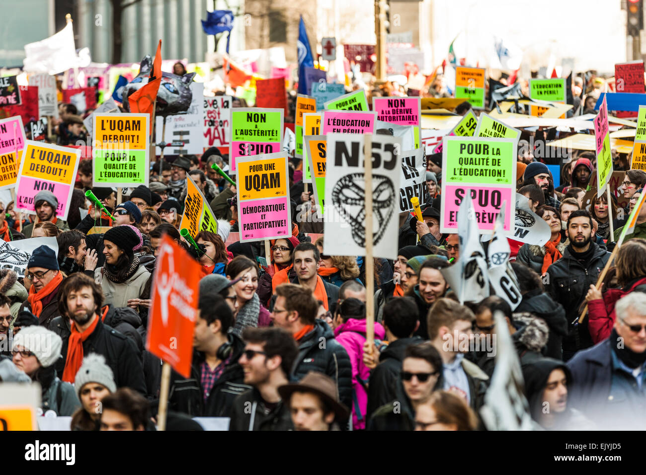 MONTREAL, Canadá, el 02 de abril de 2015. Los disturbios en las calles de Montreal para contrarrestar las medidas de austeridad económica. Foto de stock