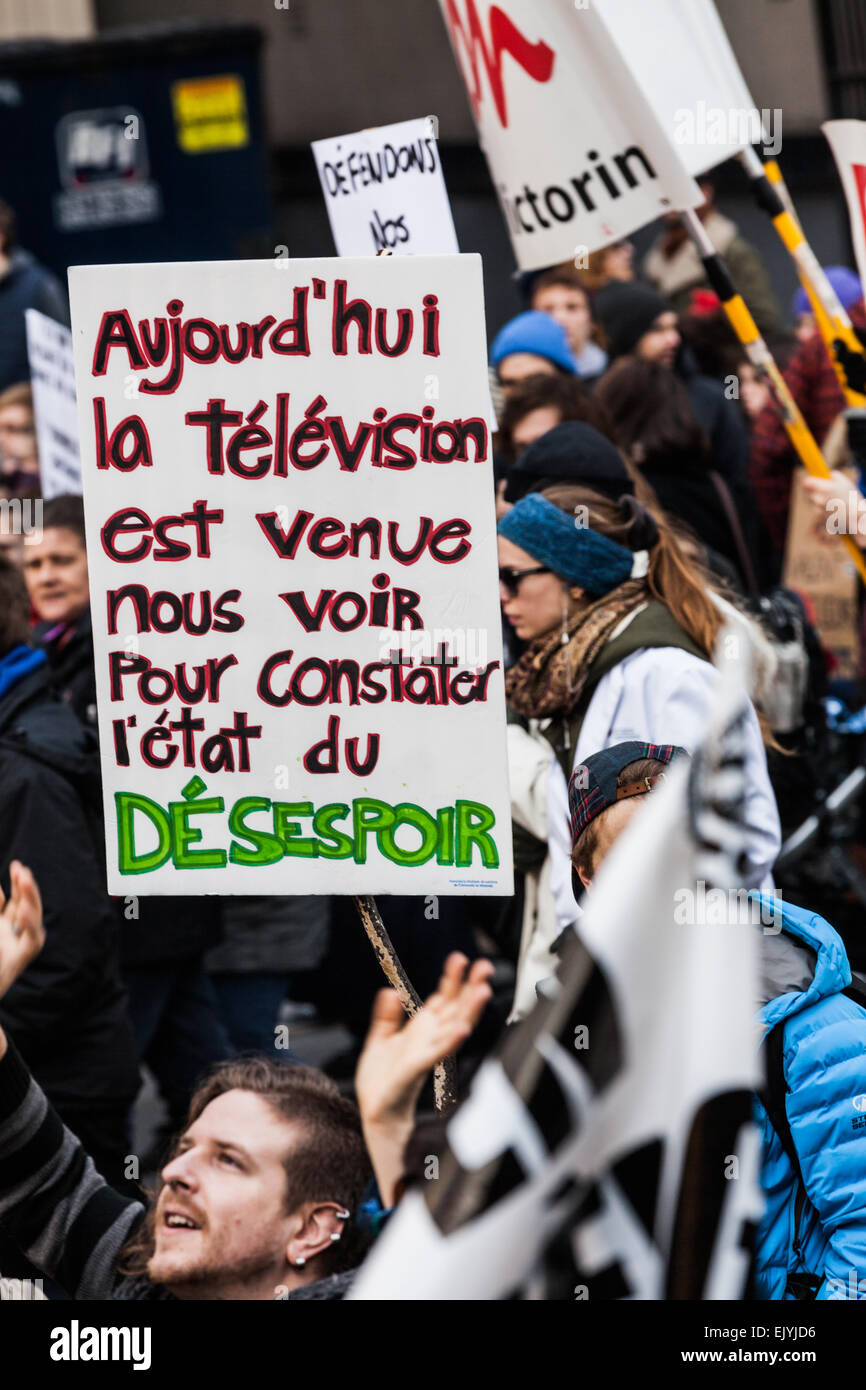 MONTREAL, Canadá, el 02 de abril de 2015. Los disturbios en las calles de Montreal para contrarrestar las medidas de austeridad económica. Foto de stock