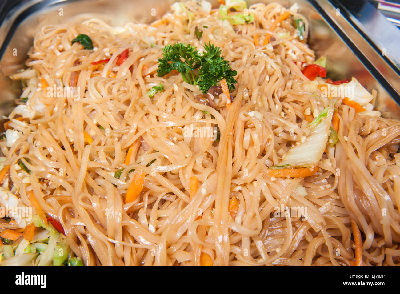 Primer plano de Pad Thai comida china en la pantalla en un hotel restaurante buffet Foto de stock