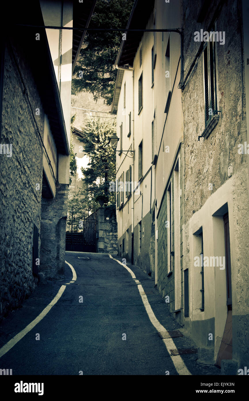 Típico de la vieja calle de una ciudad italiana Foto de stock