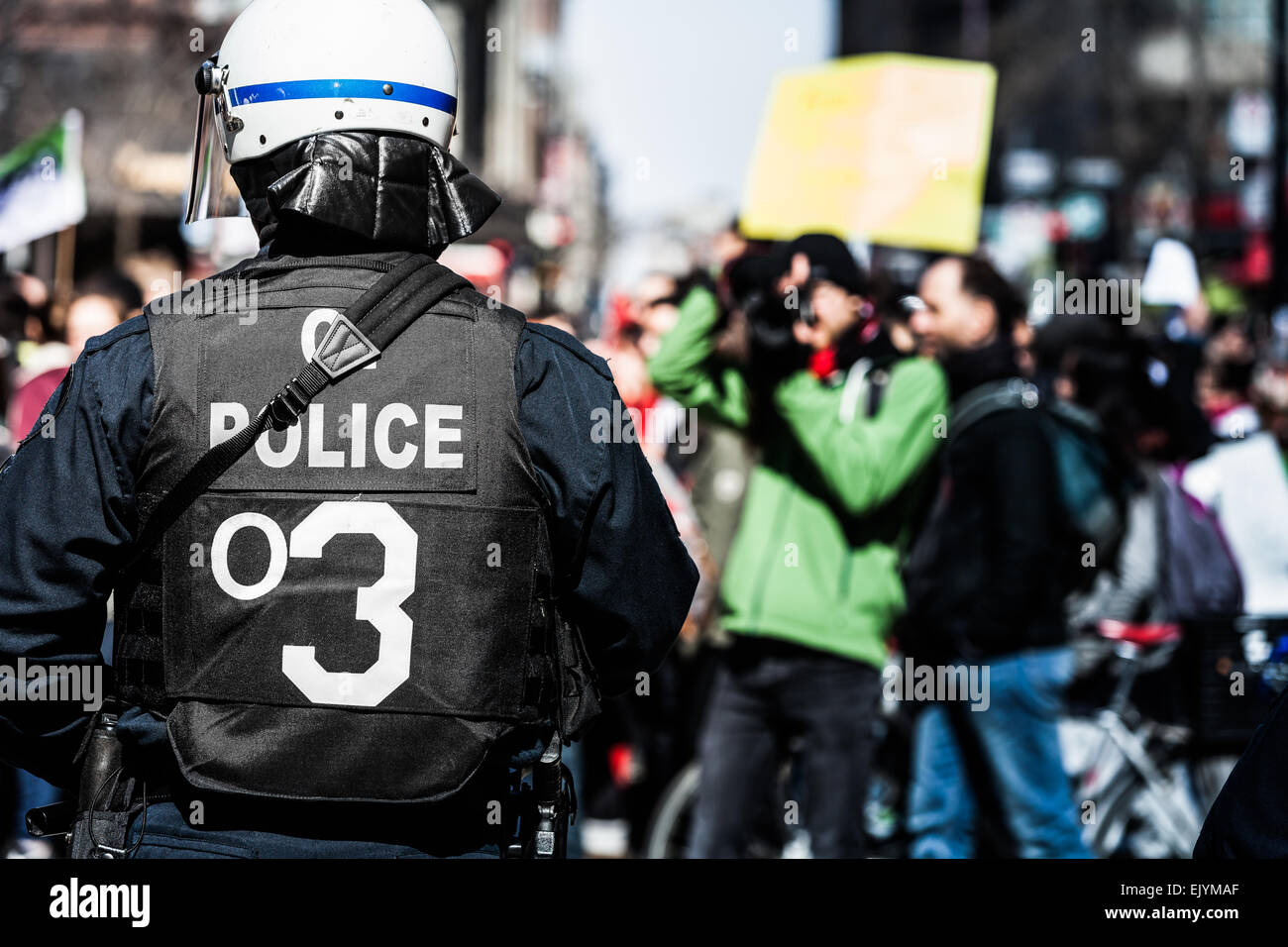 MONTREAL, Canadá, el 02 de abril de 2015. Los disturbios en las calles de Montreal para contrarrestar las medidas de austeridad económica. Detalle de la parte posterior de Foto de stock