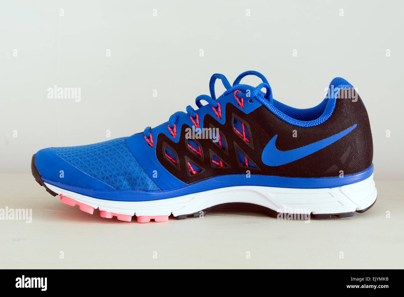 Zapatilla Nike Vomero 9, nueva, vista lateral Fotografía de stock - Alamy