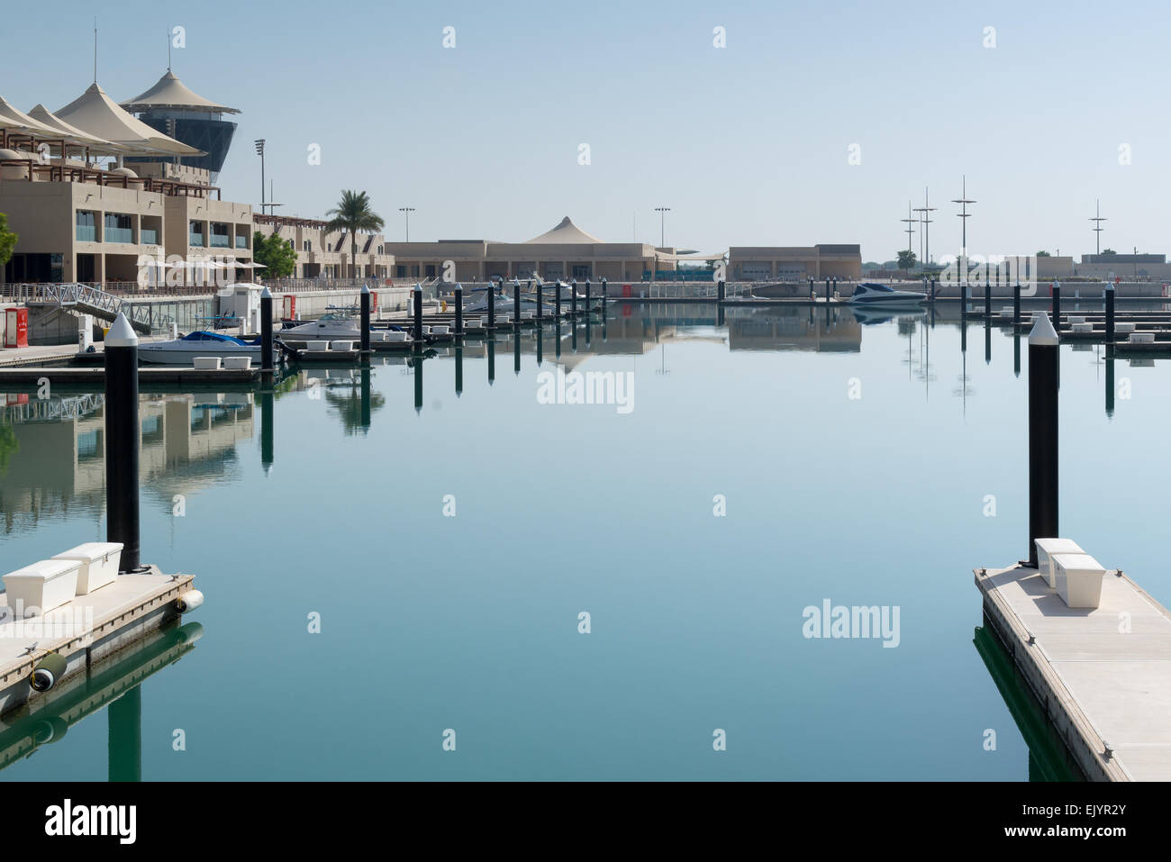Las aguas tranquilas de una marina en el Golfo Arábigo en Abu Dhabi Foto de stock