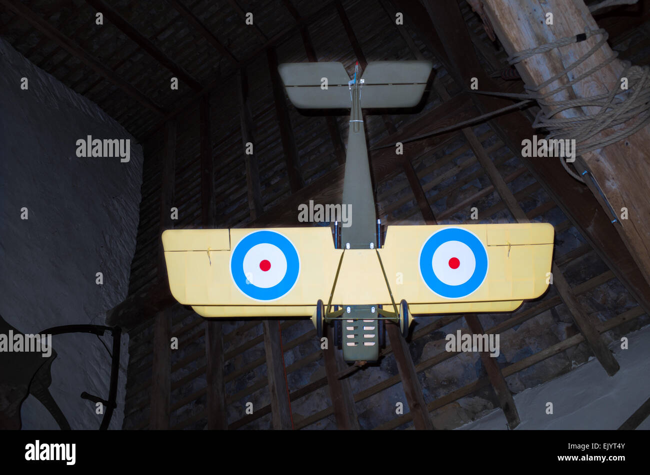 Modelo de un avión de la I Guerra Mundial colgando del techo de la casa del sacerdote en Easton, Inglaterra. Foto de stock