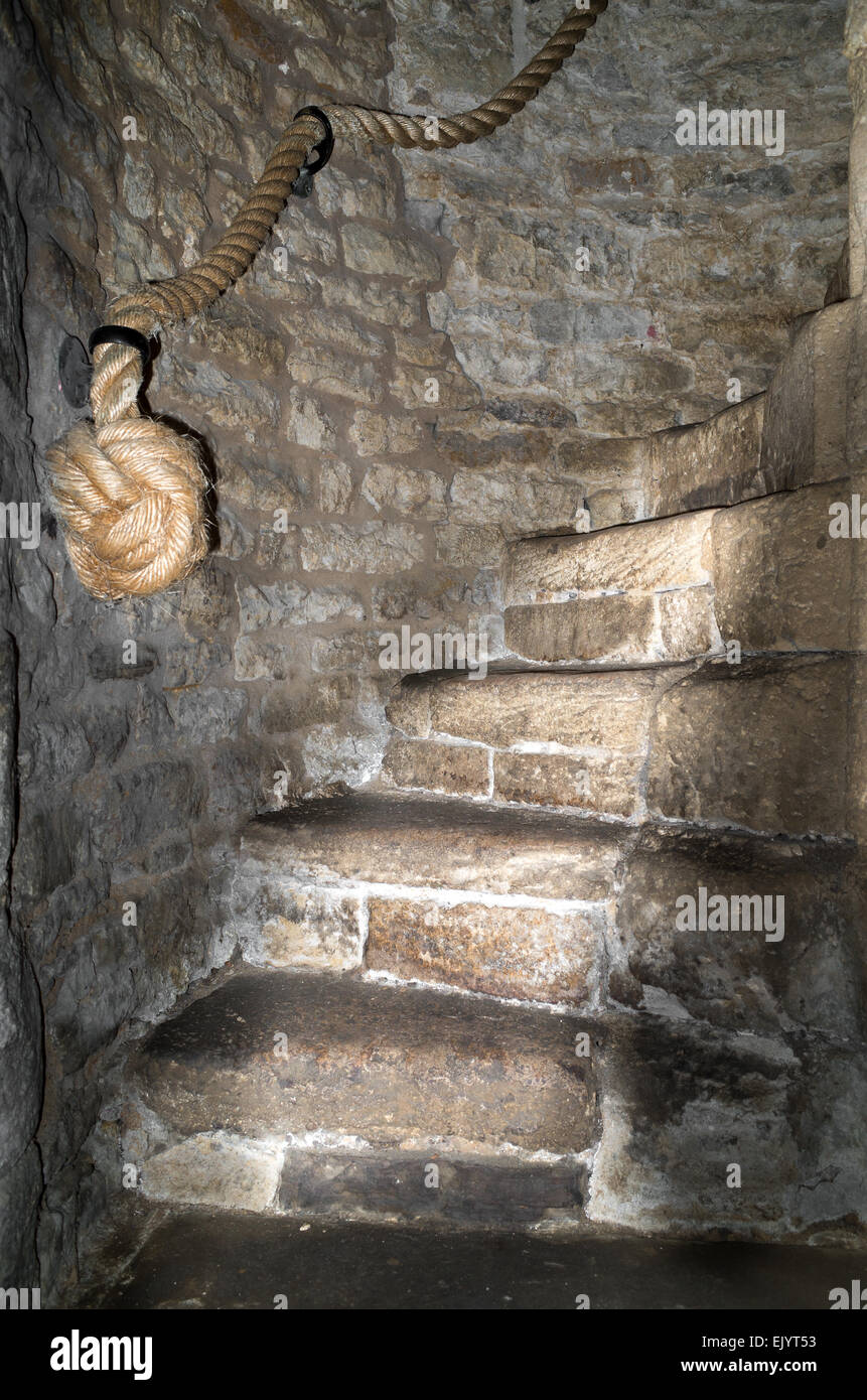 La escalera de piedra en espiral con una cuerda bannister en el siglo XV, la casa del sacerdote Easton, Inglaterra. Foto de stock