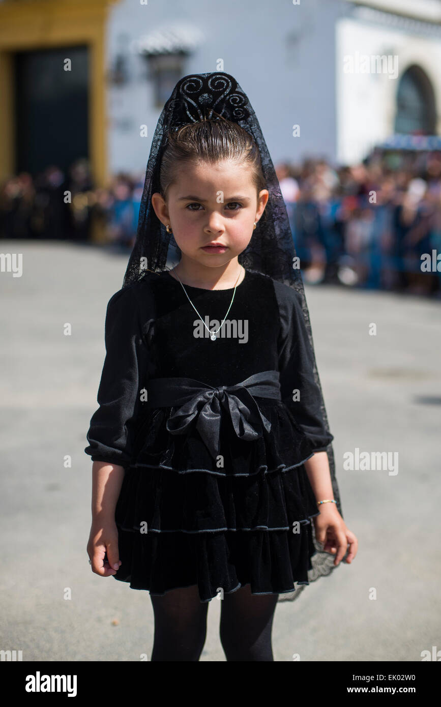 Jerez de la Frontera, Andalucía, España, el 03 de abril, 2015: niña vestida  con el traje típico Mantilla, en Andalucía (España) para el Jueves y  Viernes Santo, en señal de duelo. Crédito: