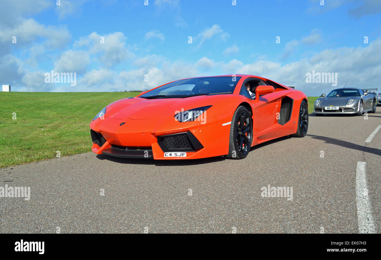 Naranja Lamborghini aventador Fotografía de stock - Alamy