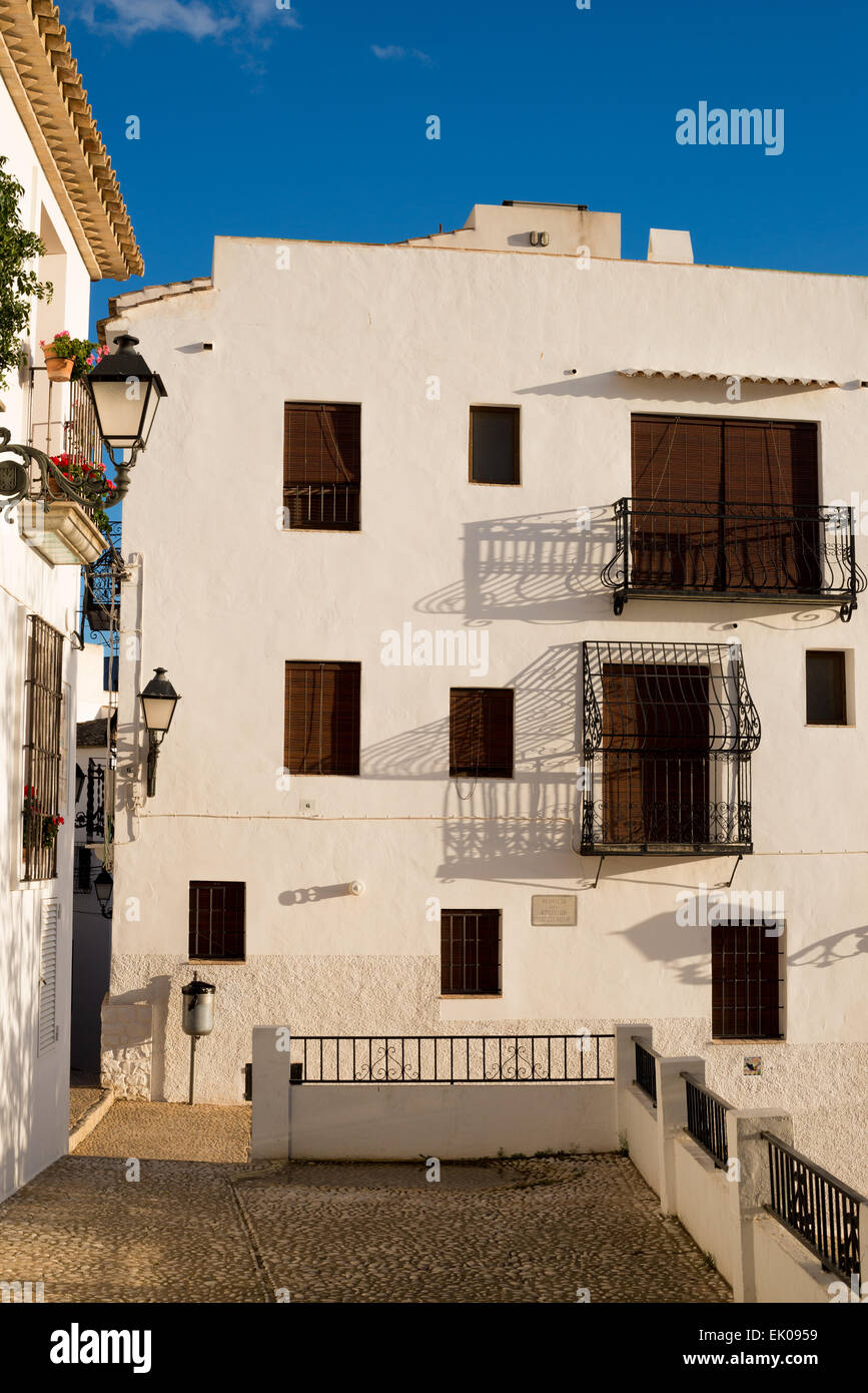 Fachadas encaladas casas de pueblo antiguo de Altea, Costa Blanca, España  Fotografía de stock - Alamy