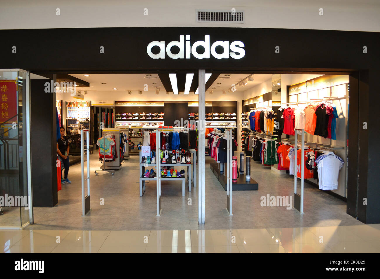 Tienda de deportes de adidas en Gaisano Mall es de los más famosos especialistas en ropa deportiva allover el mundo Fotografía stock - Alamy