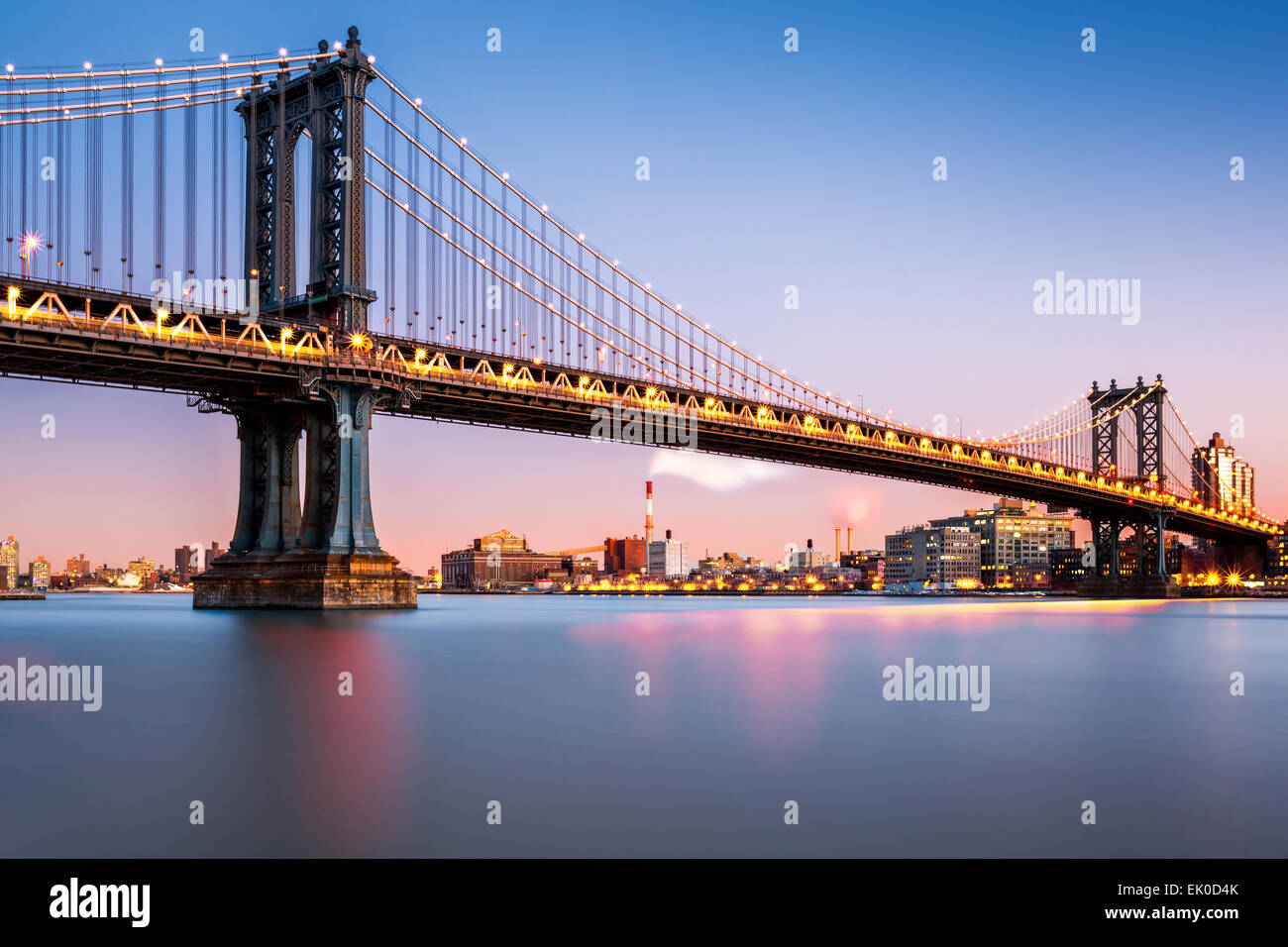 Manhattan Bridge iluminado al atardecer (muy larga exposición para un agua perfectamente lisas) Foto de stock