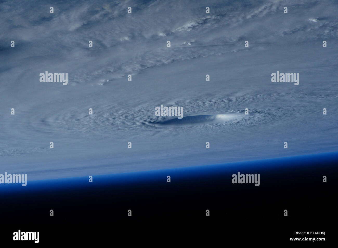 Vista desde la Estación Espacial Internacional de la masiva categoría 5 Tifón Maysak ojo al aproximarse a las Islas Filipinas el 31 de marzo de 2015. El super tifón se espera a la tierra en el próximo fin de semana de Pascua. Foto de stock