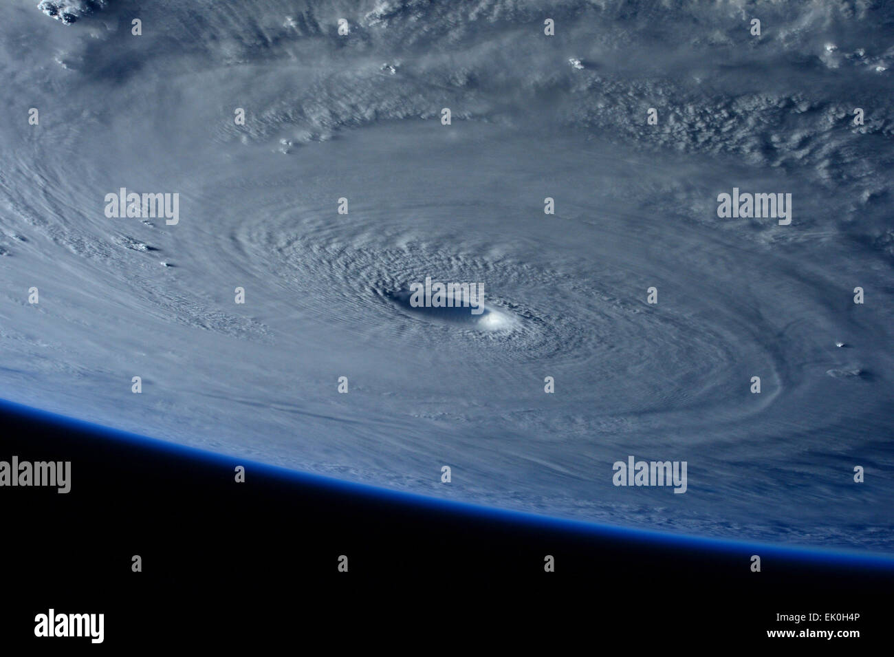 Vista desde la Estación Espacial Internacional de la masiva categoría 5 Tifón Maysak ojo al aproximarse a las Islas Filipinas el 31 de marzo de 2015. El super tifón se espera a la tierra en el próximo fin de semana de Pascua. Foto de stock
