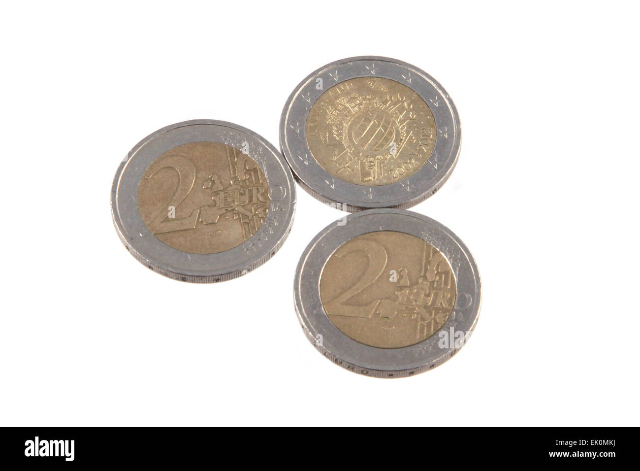 Cerca de foto de las monedas en euros sobre un fondo completamente blanco. Foto de stock