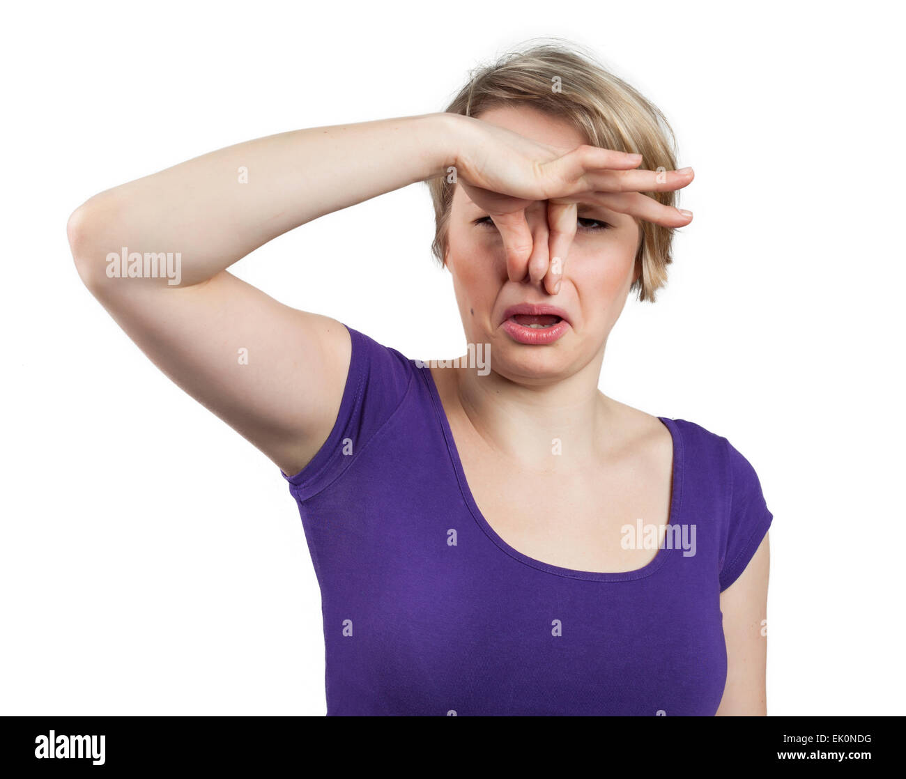 Retrato de una mujer tocando su ruido, mal olor, concepto aislado en blanco Foto de stock