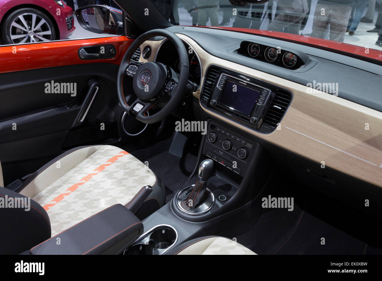 New York, NY - Abril 2, 2015: el interior del automóvil Volkswagen Beetle  Convertible de onda en la pantalla en el New York International Auto Show  en el Javits Center Fotografía de stock - Alamy