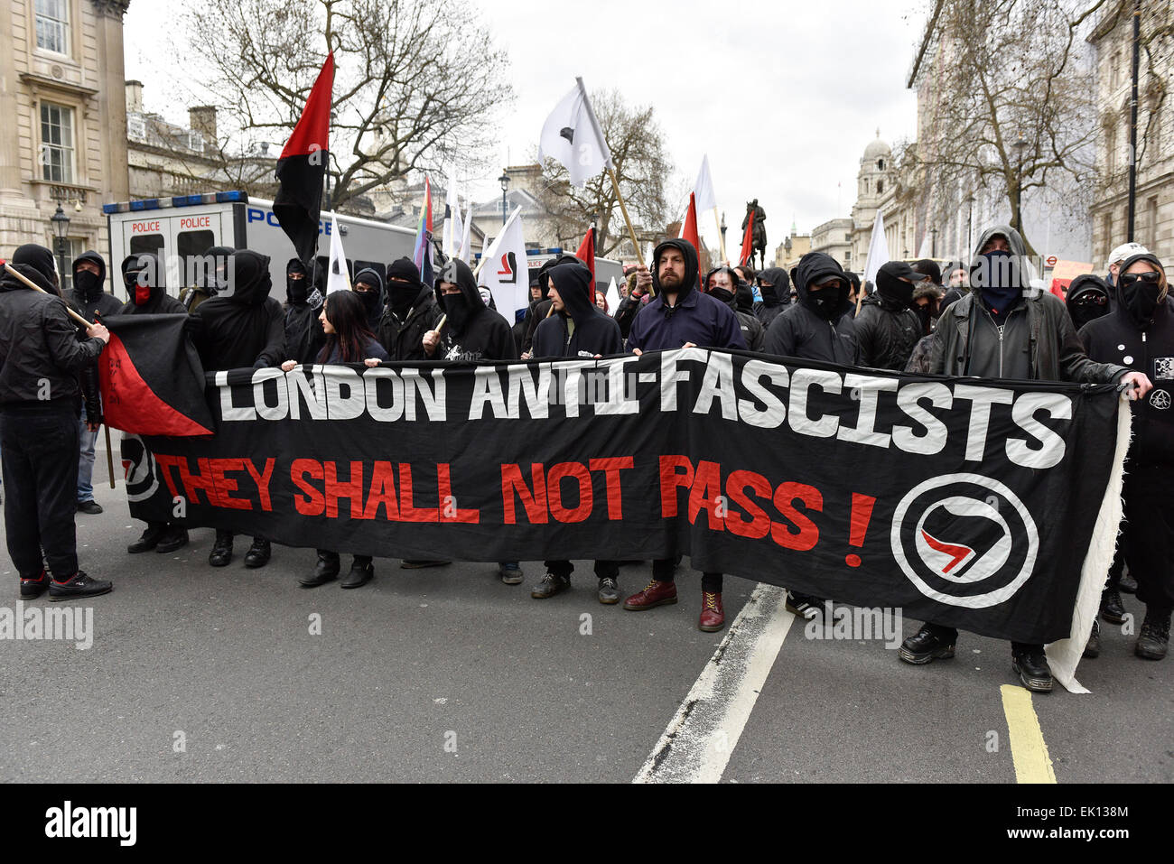 Londres, Reino Unido. El 4 de abril, 2015. Miembros de Pegida, demostró en Whitehall hoy como la policía se enfrentaron con anti-fascistas. Crédito: fotógrafo Gordon Scammell/Alamy Live News Foto de stock