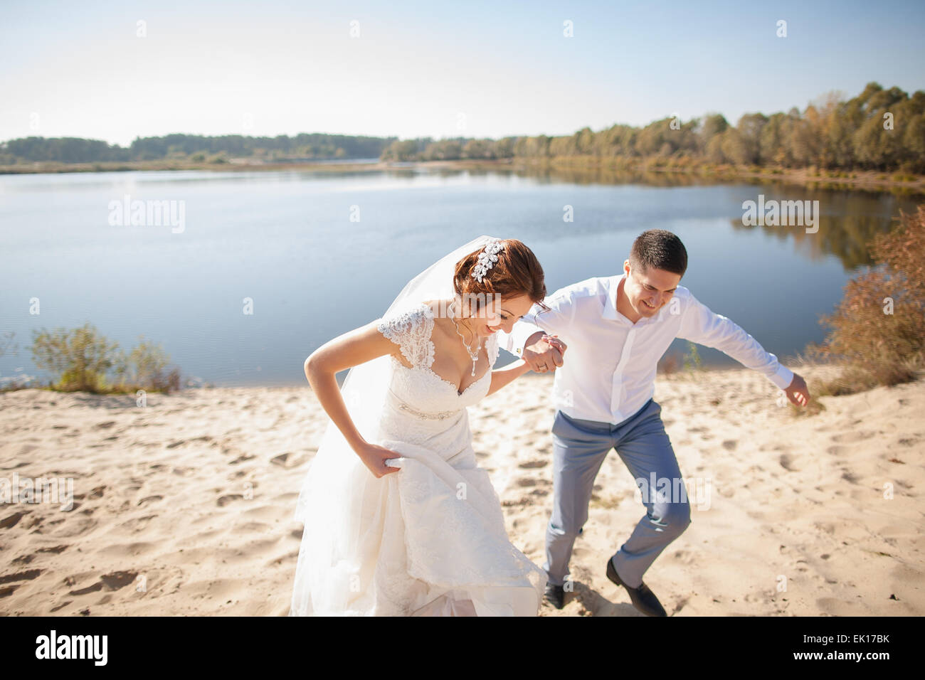 La novia y el novio, alegría en una playa, Pareja romántica Foto de stock