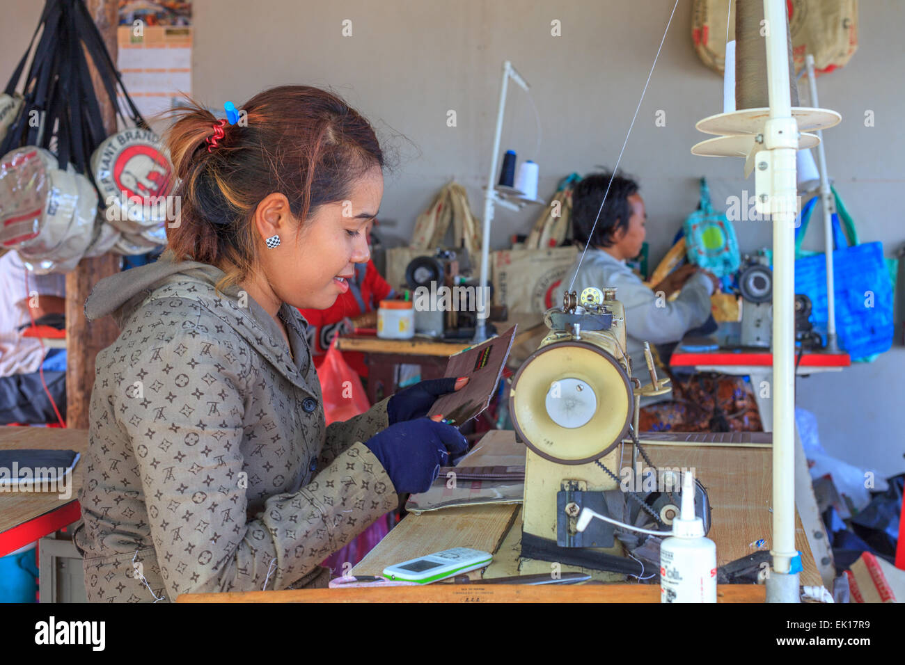 Niña camboyana jóvenes trabajan a máquina de coser Foto de stock