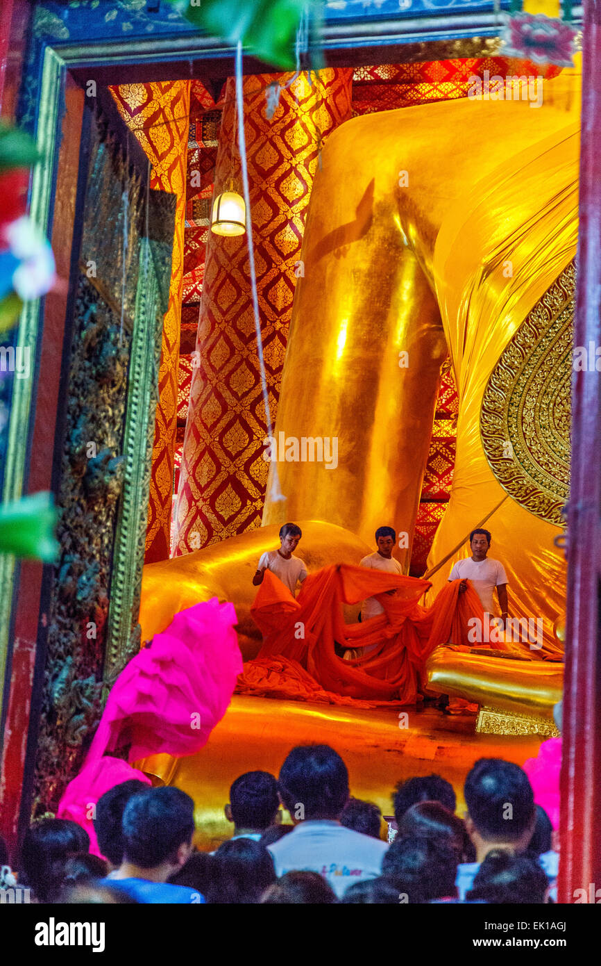 Los devotos visten Big Buddha en el templo Wat Phanan Choeng, Ayutthaya Foto de stock
