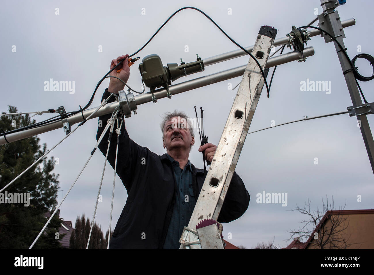 Instalación de antena de radioaficionado cerca de un aeropuerto | The  Infamous TechBlog