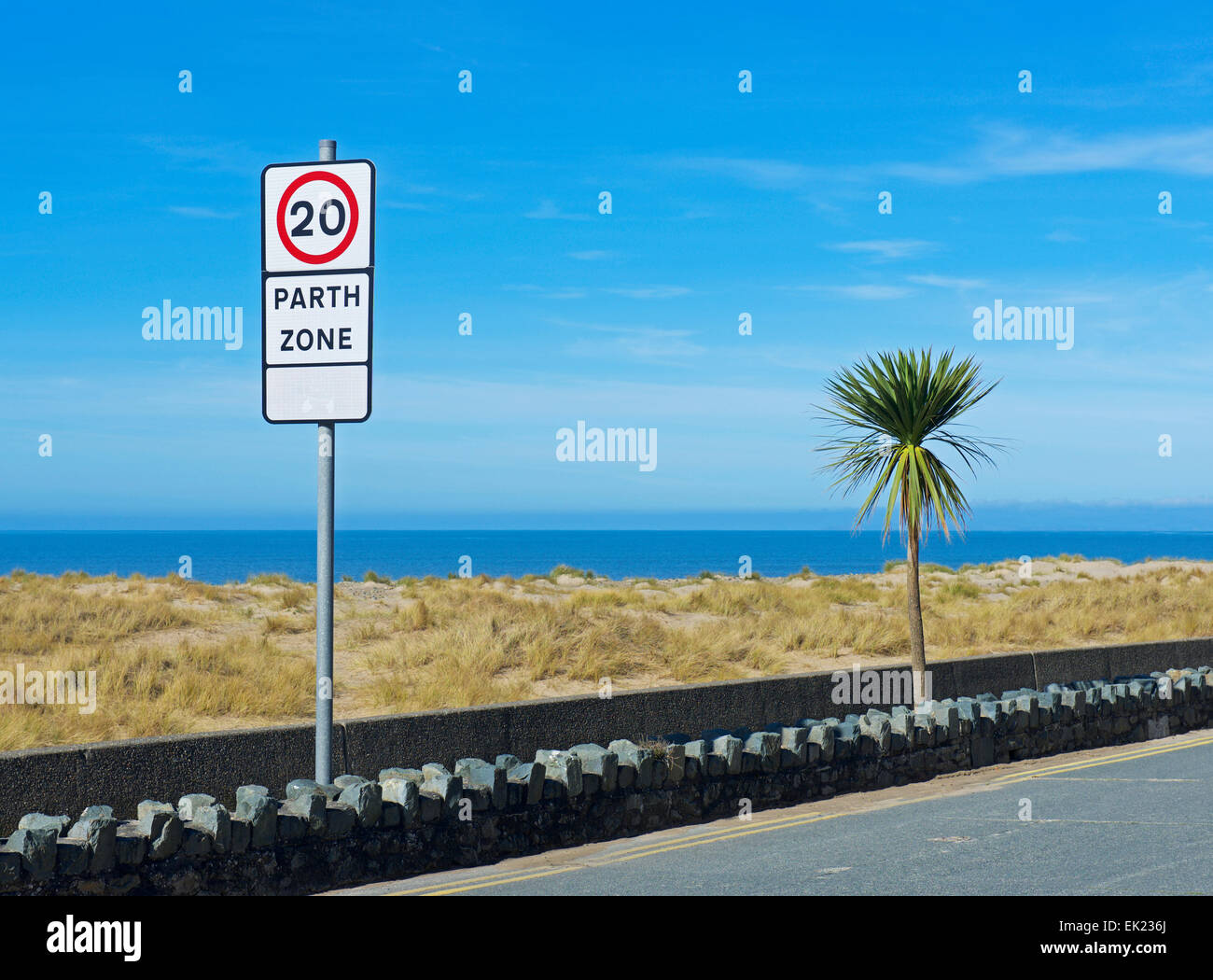 Señal de límite de velocidad de 20mph, Barmouth, Gwynedd, al norte de Gales, Reino Unido Foto de stock