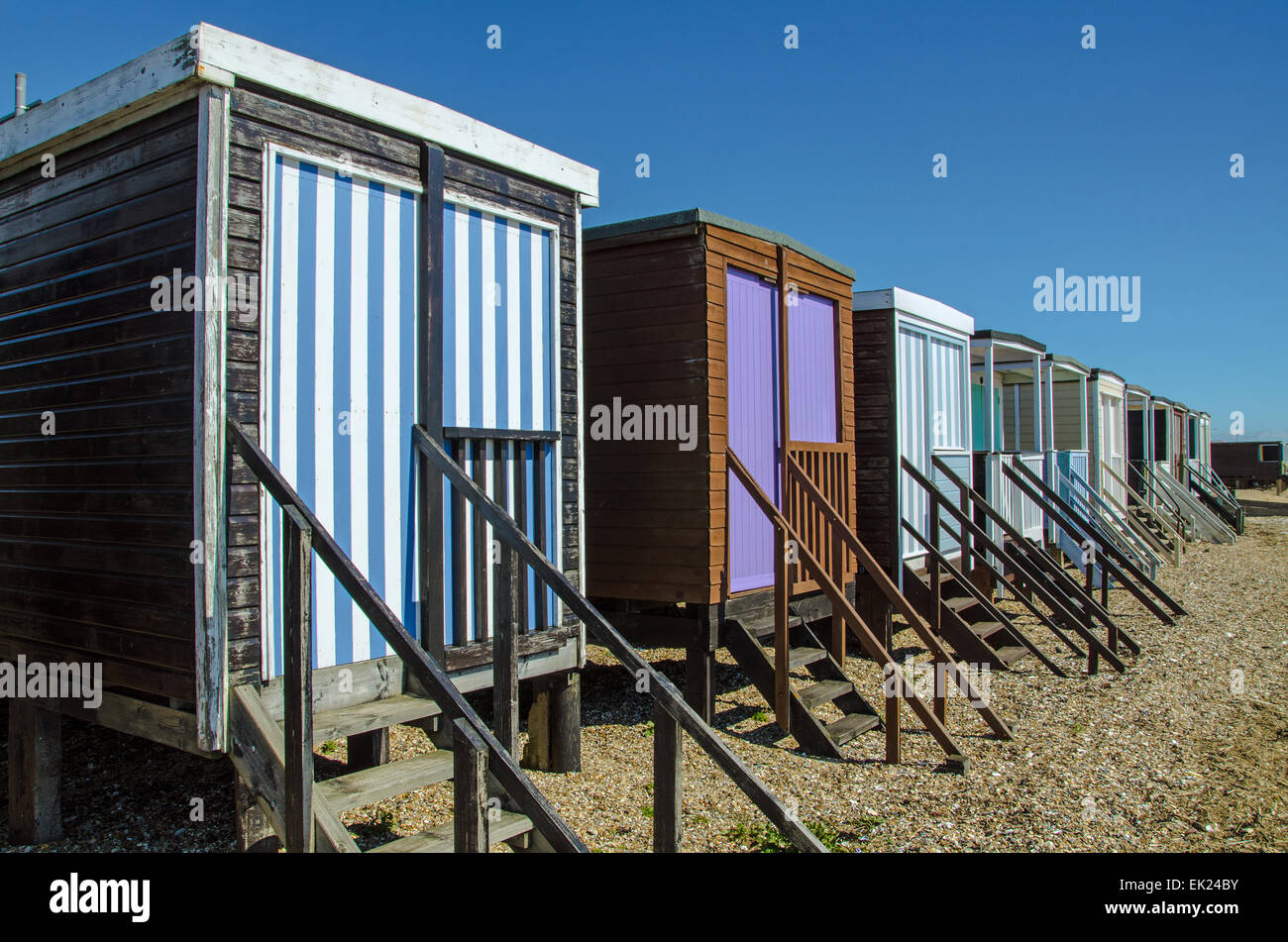 Fila de cabañas de playa de colores en Thorpe Bay, Southend en el mar, Essex, Reino Unido. Cabañas de madera británicas. Soleado Foto de stock