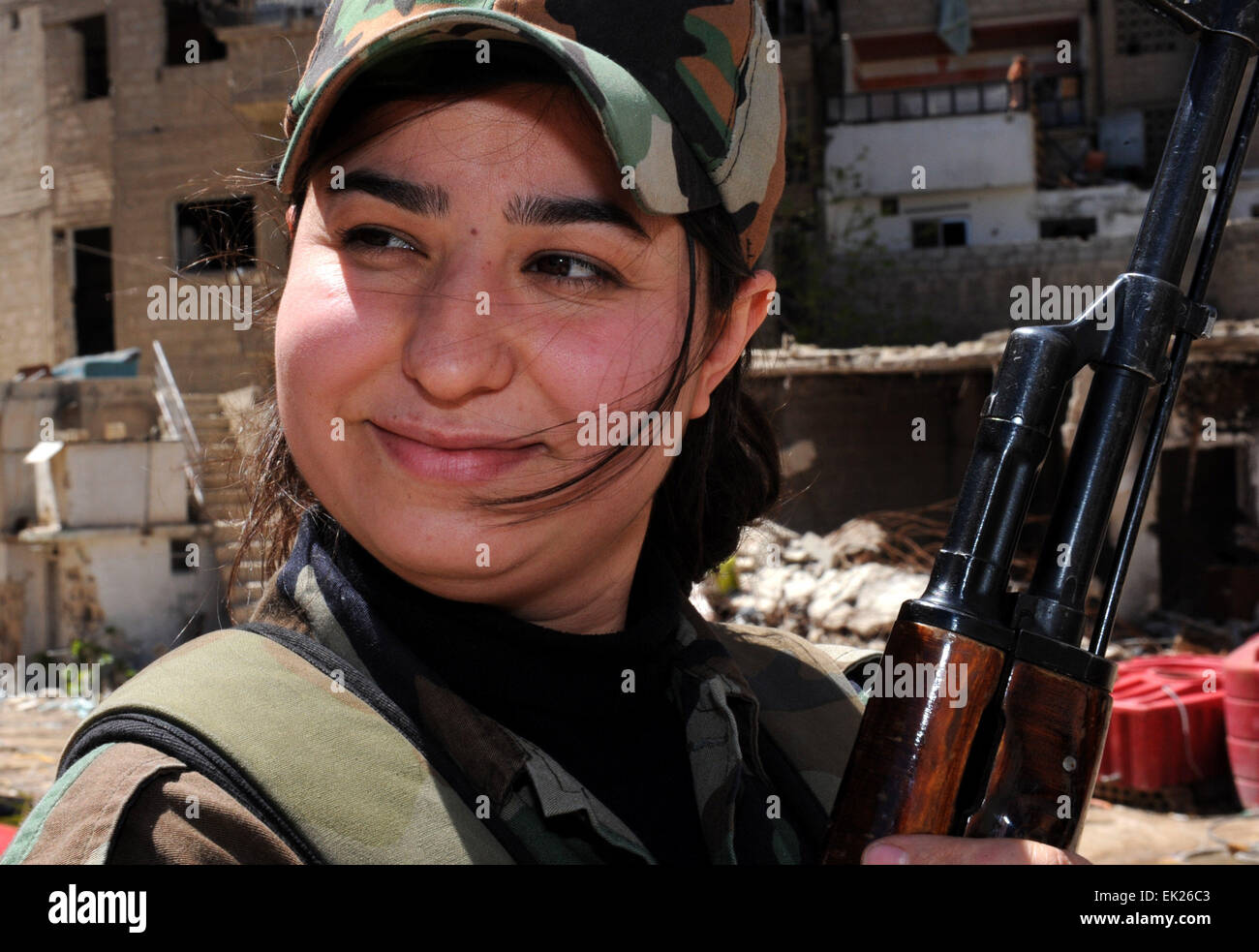 Damasco, Siria. 5 abr, 2015. Un francotirador femenino reacciona en Daraya suburbio de la capital, Damasco, Siria, el 5 de abril de 2015. Los francotiradores son miembros de la fuerza femenina en República Guardia Republicana. La unidad se compone de alrededor de 800 voluntarios, solteras, mujeres combatientes- con edades comprendidas entre los 20 y 24 años de edad. Su tarea es la de trabajar junto al ejército sirio en su lucha contra los rebeldes. © Zhang Naijie/Xinhua/Alamy Live News Foto de stock