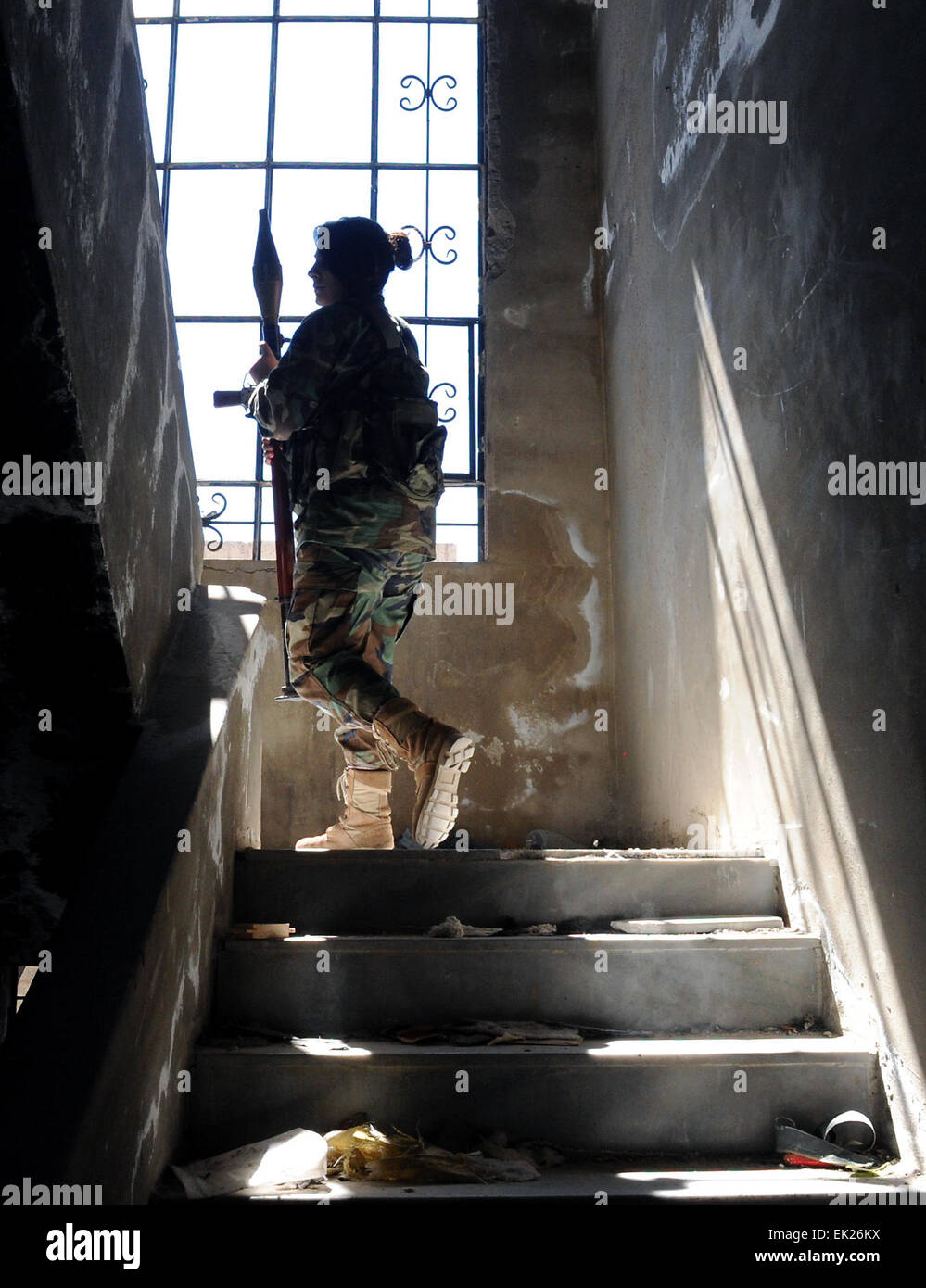 Damasco, Siria. 5 abr, 2015. Un francotirador femenino toma posición en un edificio en Daraya suburbio de la capital, Damasco, Siria, el 5 de abril de 2015. Los francotiradores son miembros de la fuerza femenina en República Guardia Republicana. La unidad se compone de alrededor de 800 voluntarios, solteras, mujeres combatientes- con edades comprendidas entre los 20 y 24 años de edad. Su tarea es la de trabajar junto al ejército sirio en su lucha contra los rebeldes. © Zhang Naijie/Xinhua/Alamy Live News Foto de stock