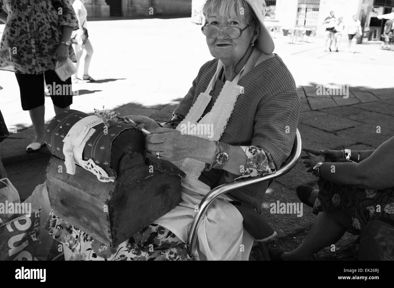 SALAMANCA, España, 3 de agosto: mujer anciano desconocido demostrando el intrincado arte de hacer encajes de almohadas o el encaje de bolillos, sobre AU Foto de stock