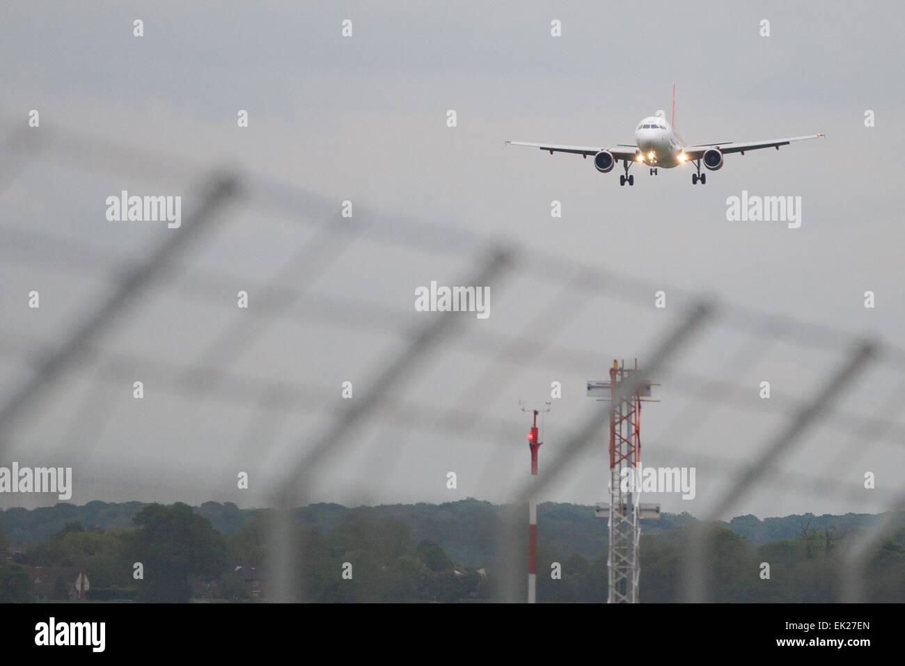EasyJet Airbus a la tierra el aeropuerto de London Luton Foto de stock