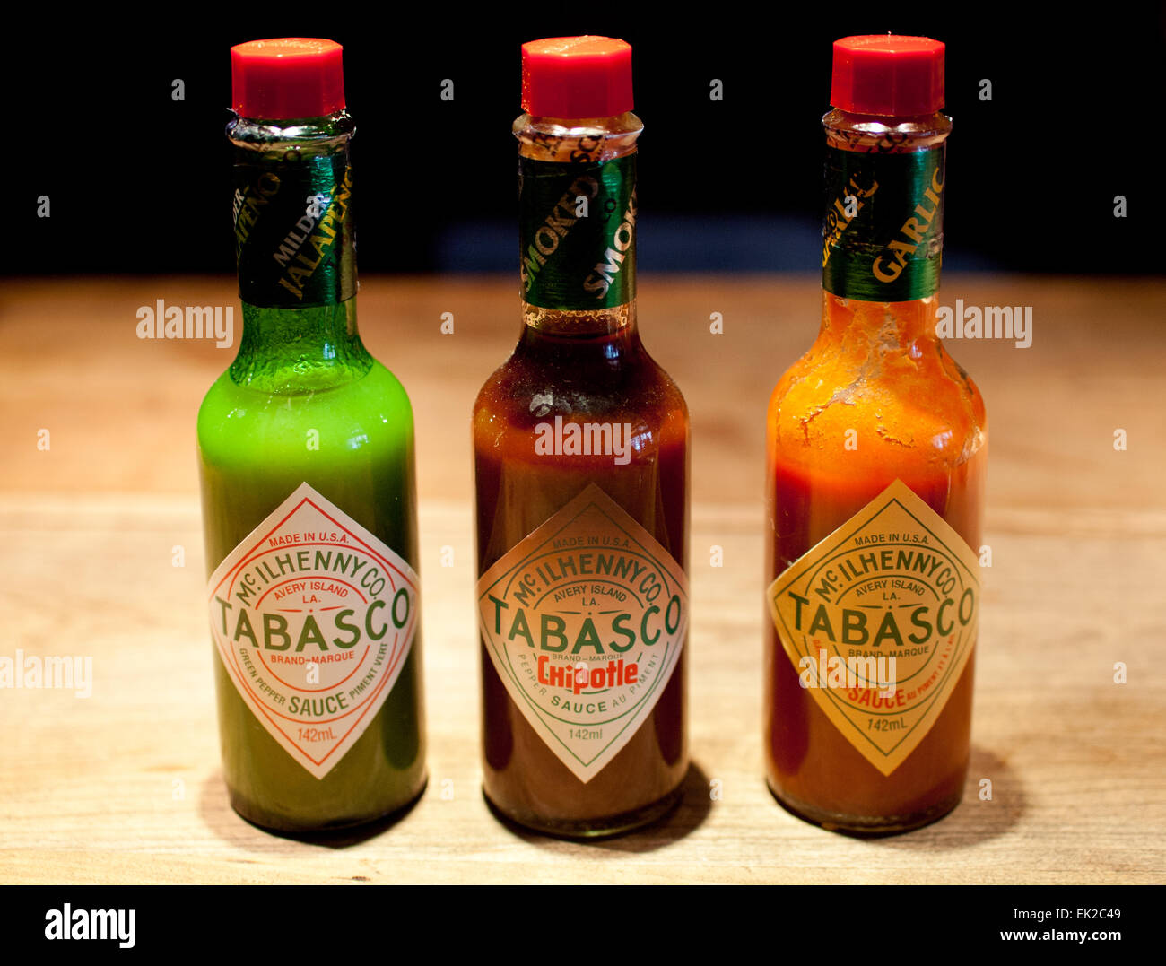 Botellas de salsa Tabasco. Verde basado en Jalapeño, chipotle ahumado y