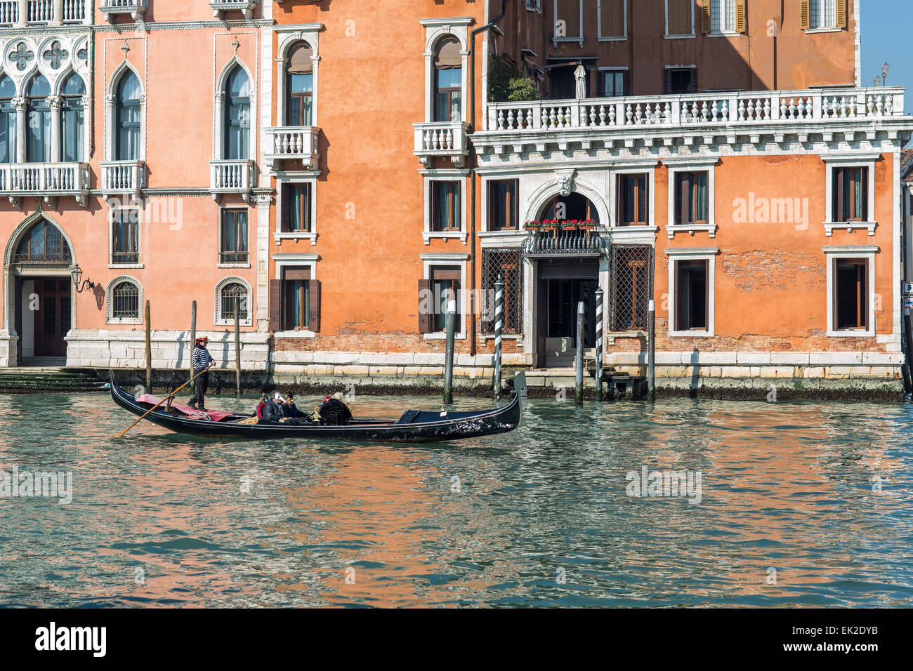 Góndola y gondolero, Venecia, Italia Foto de stock