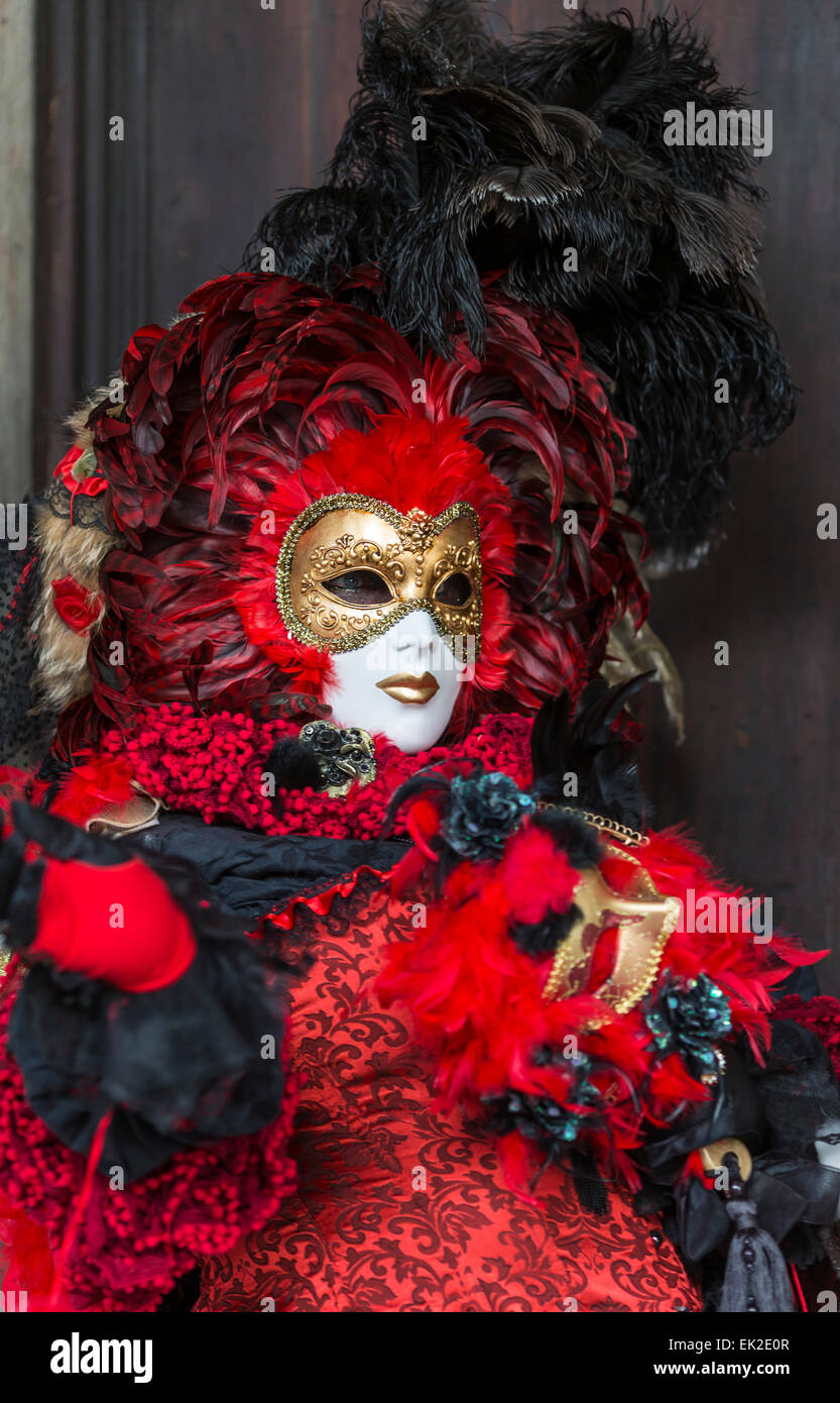 Woman with masquerade in red costume fotografías e imágenes de alta  resolución - Alamy