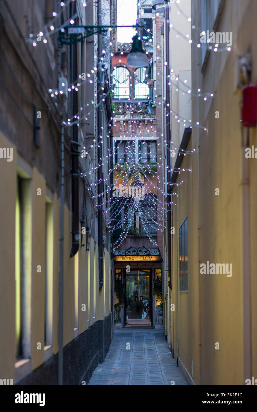 A la entrada del hotel, las luces de la calle, Venecia, Italia Foto de stock