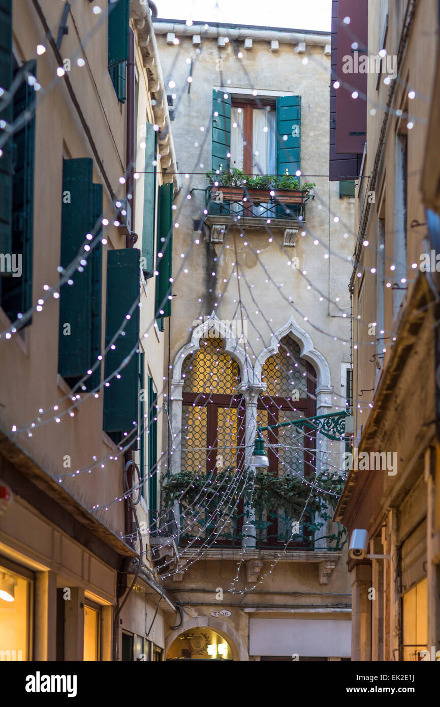 A la entrada del hotel, las luces de la calle, Venecia, Italia Foto de stock
