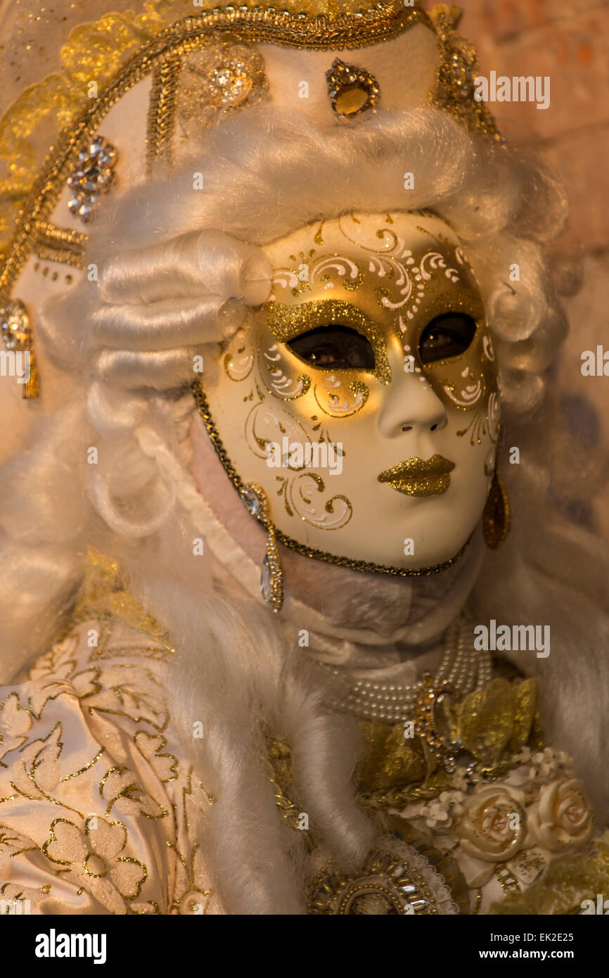 Mujer en traje y la máscara de carnaval, Venecia, Italia Foto de stock