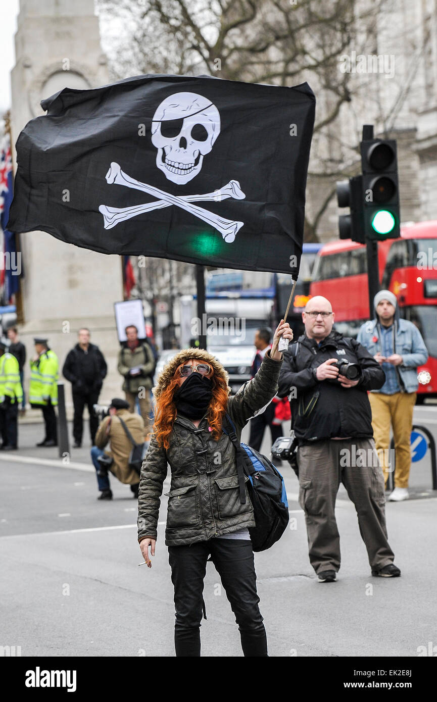 Bloque Negro antifascistas manifestándose contra Pergida en Whitehall. Foto de stock