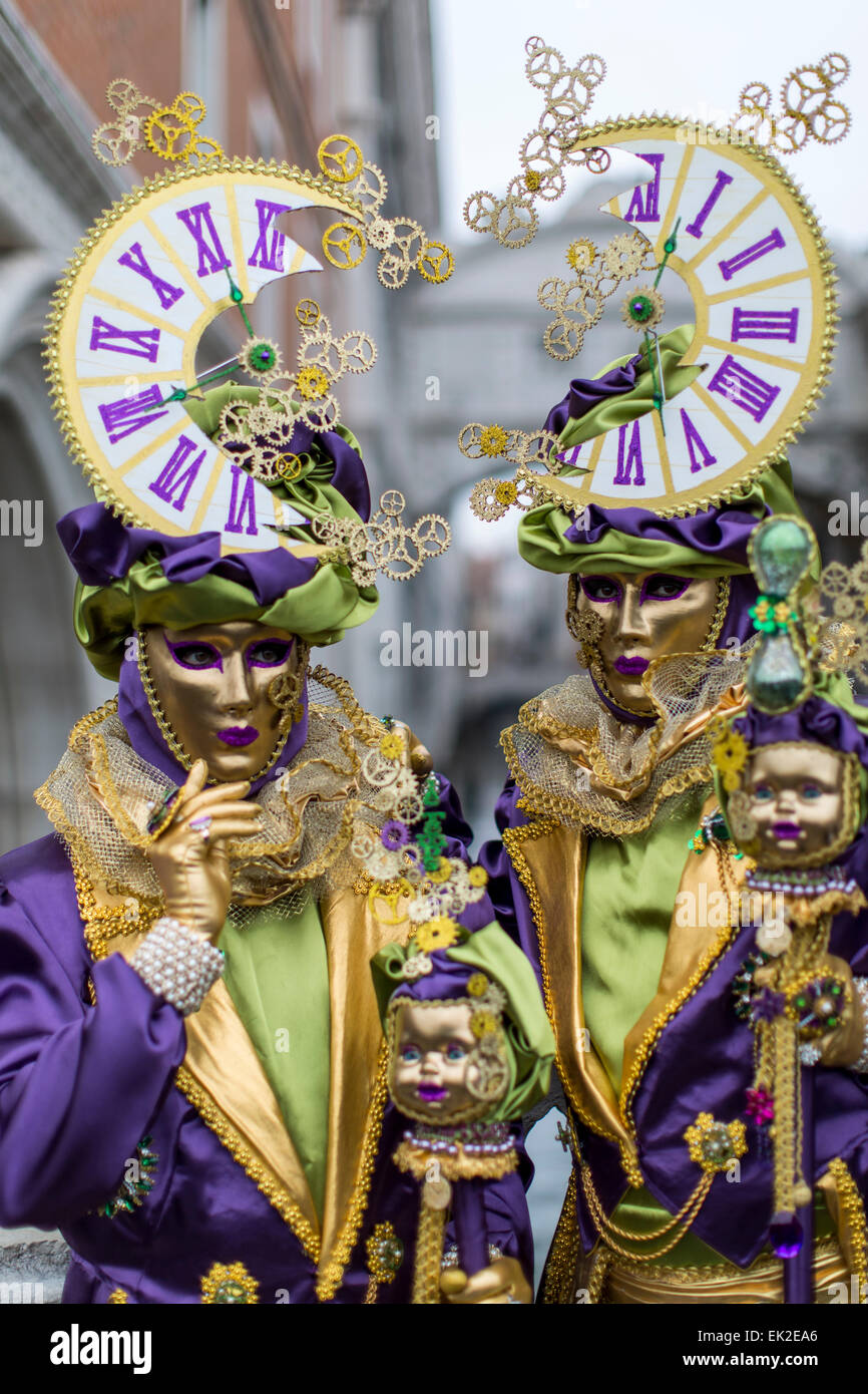 El hombre y la mujer en el carnaval de disfraces y máscaras, Venecia, Italia Foto de stock