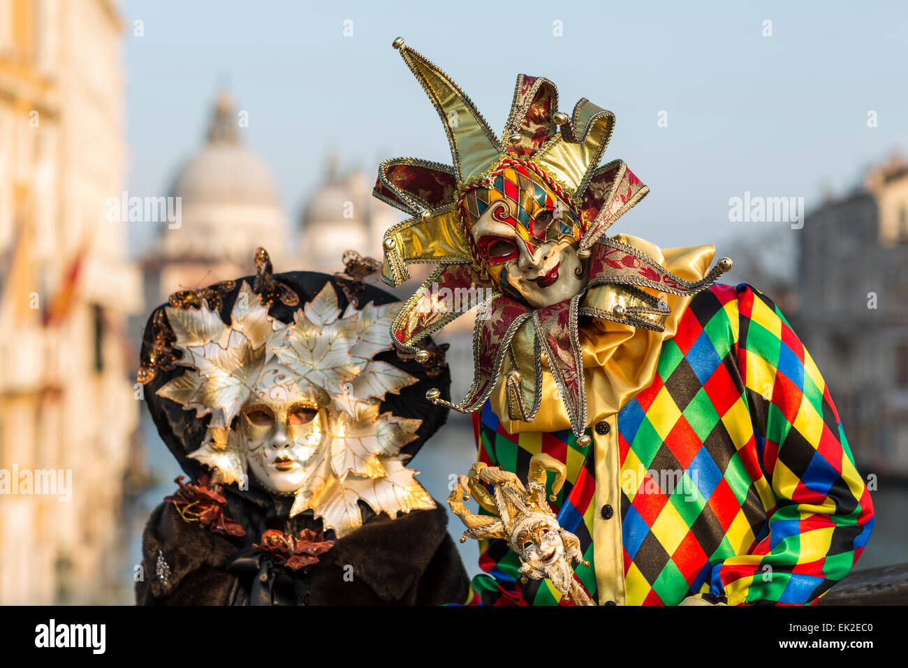 El hombre y la mujer en el carnaval de disfraces y máscaras, Venecia, Italia Foto de stock