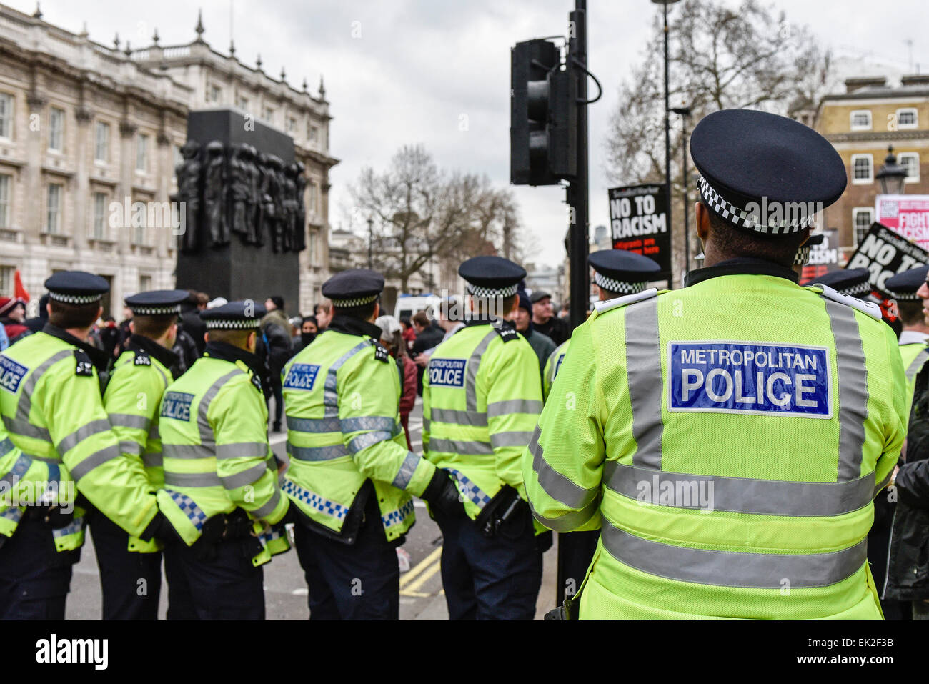 Formando un cordón policial en una manifestación anti-fascistas contra Pergida en Whitehall. Foto de stock