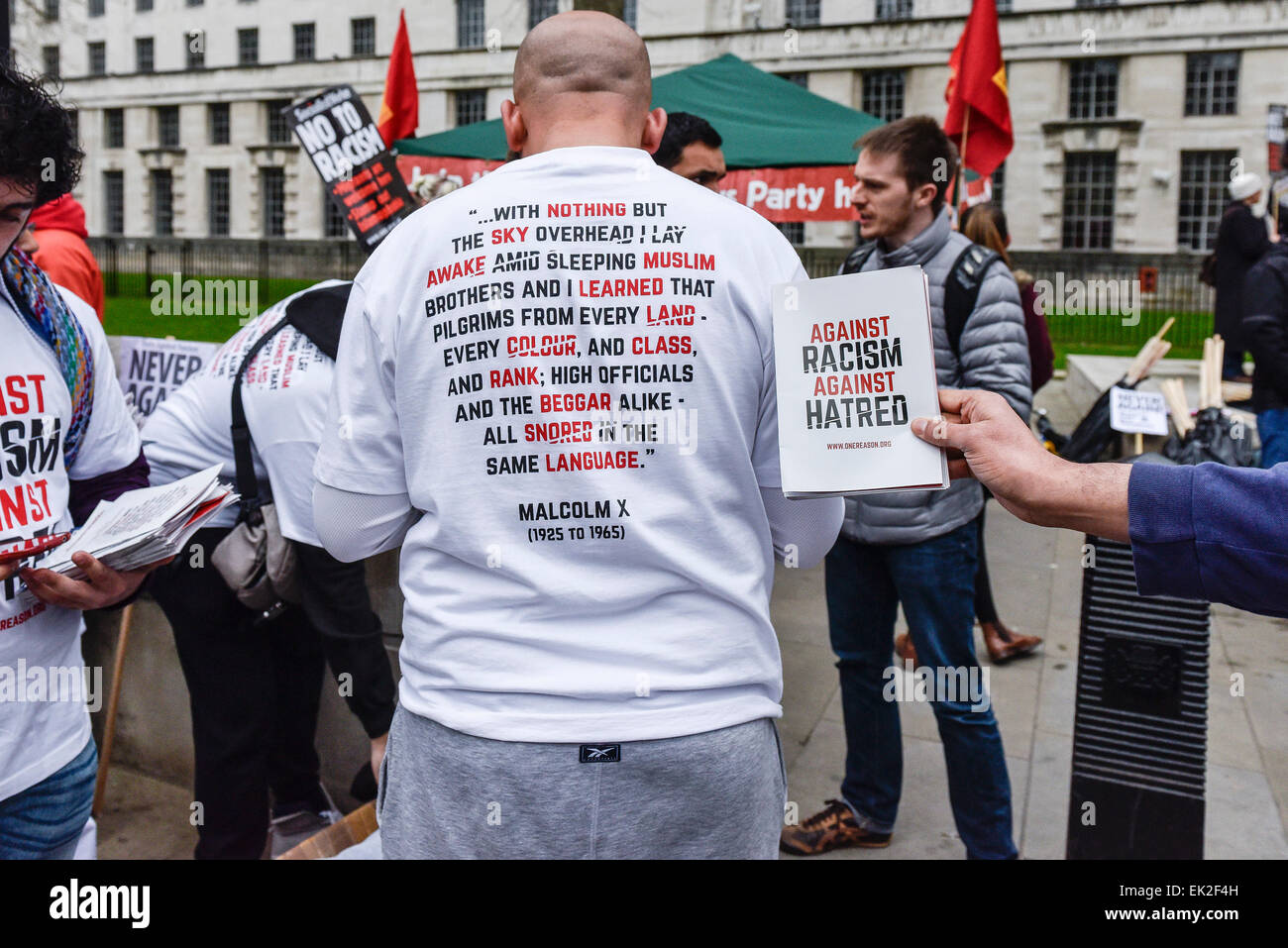 Antifascistas manifestándose contra Pergida en Whitehall. Foto de stock