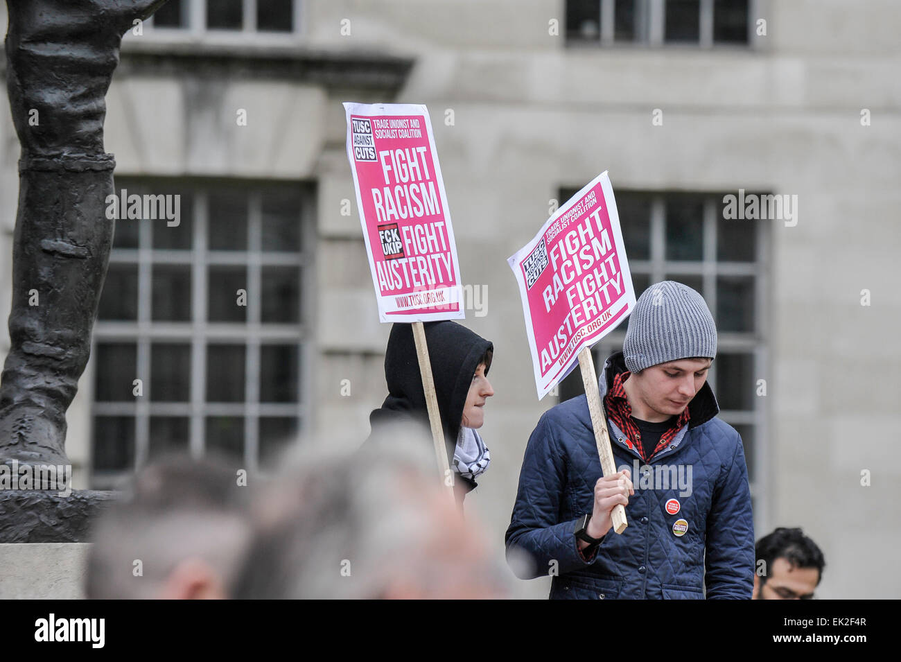 Antifascistas manifestándose contra Pergida en Whitehall. Foto de stock