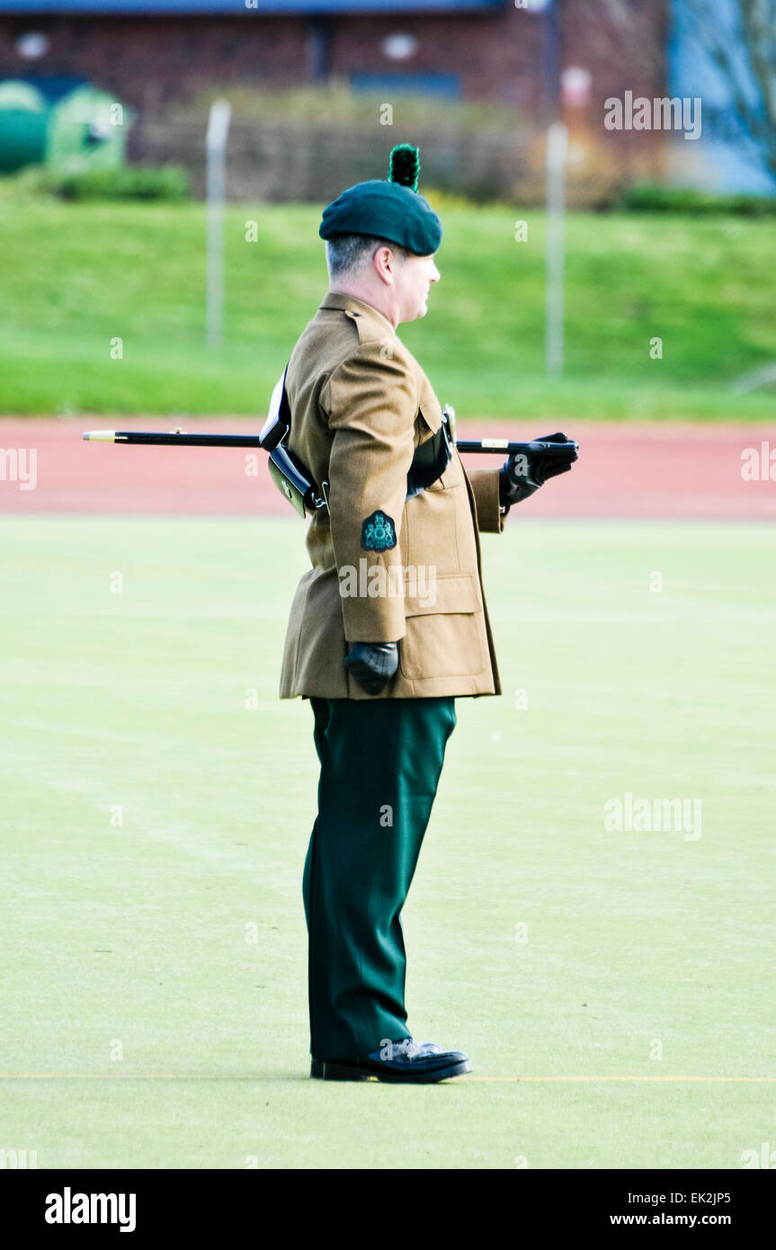 El Sargento Mayor de la Royal Irish Regiment en un desfile del ejército Foto de stock