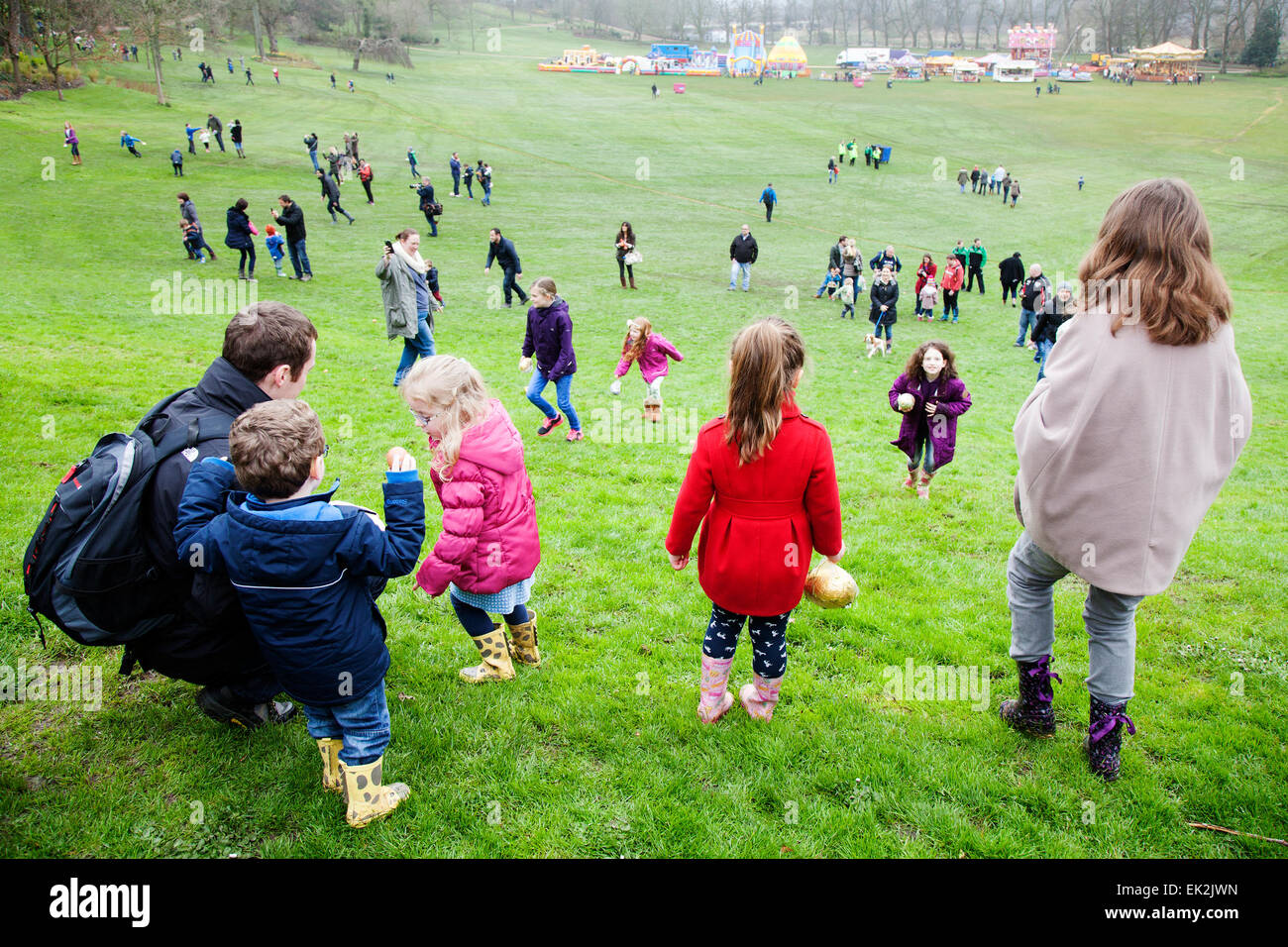 Avenham Park, Preston, Lancashire, Reino Unido 6 de abril de 2015. Huevo de Pascua rodando en Avenham Park. RIA Heys, de 4 años de Leyland, rodando su huevo de Pascua en la colina tradicionalmente utilizado para el evento en el parque, en la primera rodada del día. Foto de stock