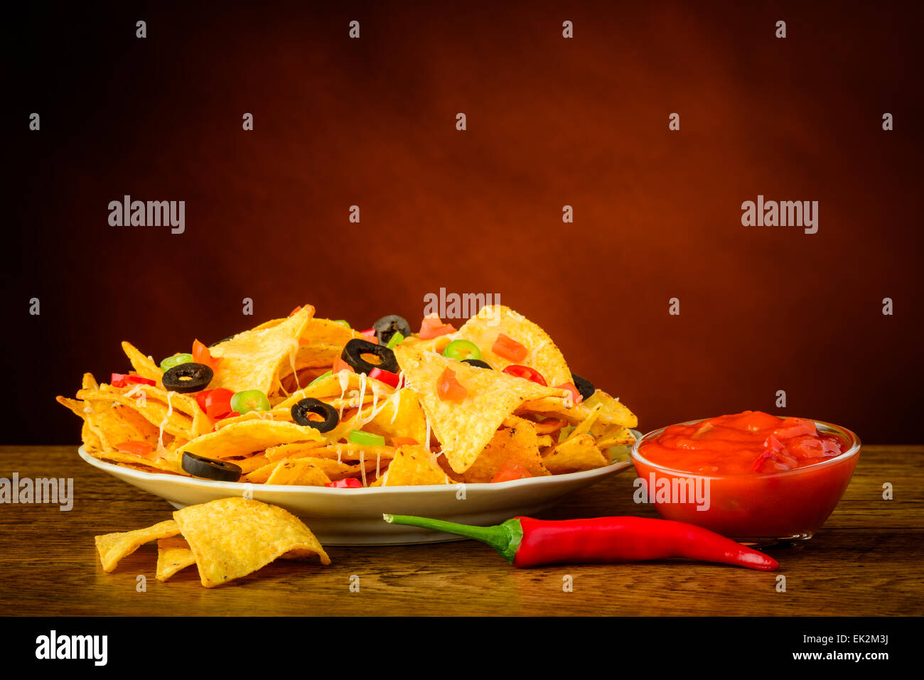 Bodegón con tortillas, salsa y dip de pimiento rojo Foto de stock