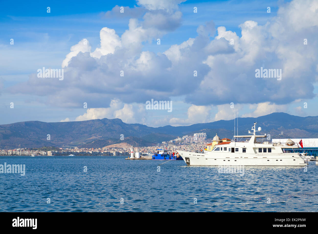 Paisaje costero con barcos amarrados. La ciudad de Izmir, Turquía Foto de stock