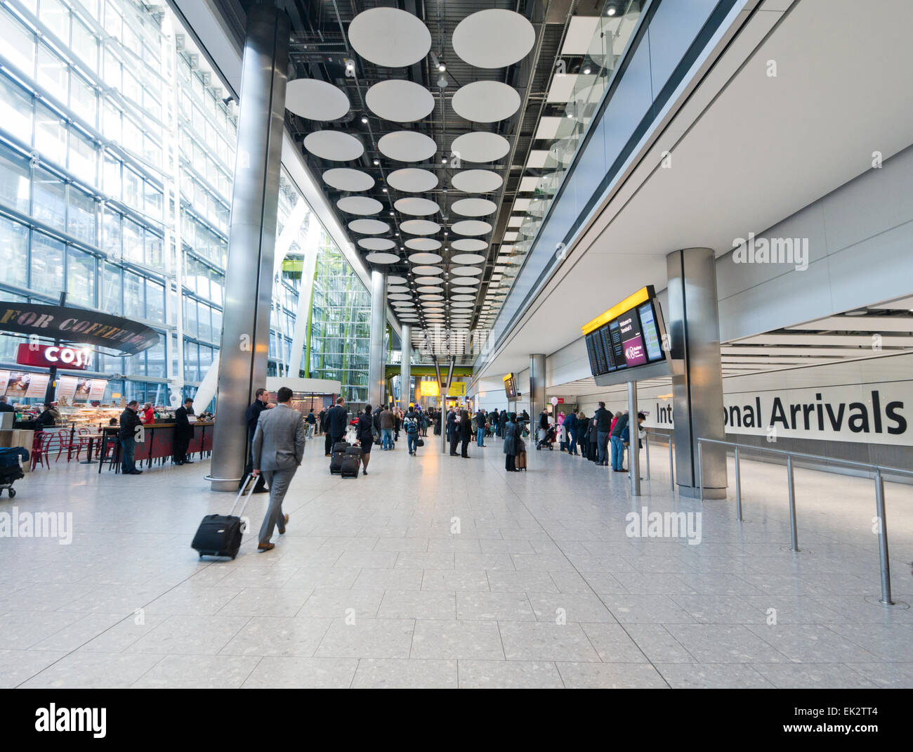 Las llegadas internacionales en el aeropuerto de Heathrow en Gran Bretaña Foto de stock