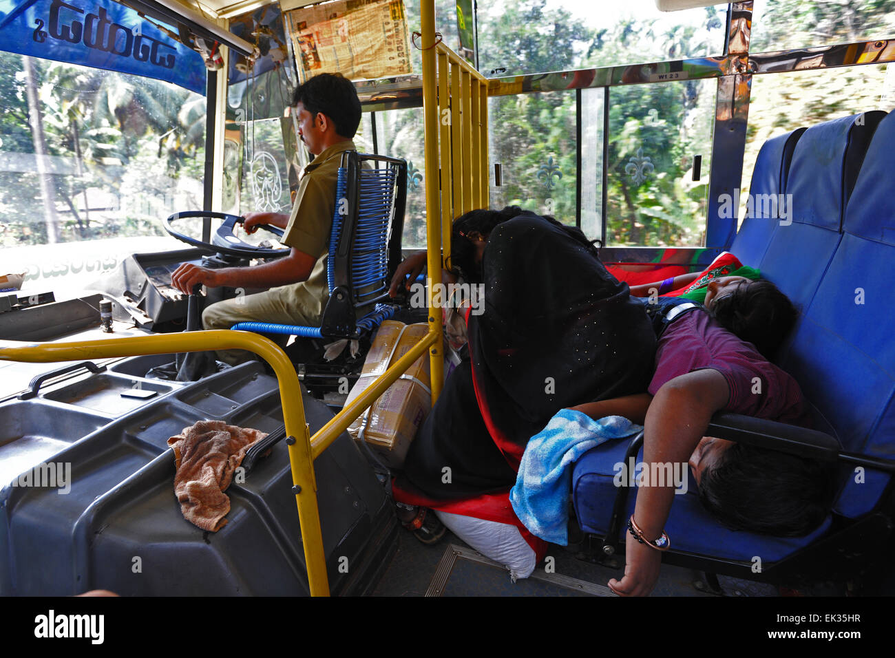La familia viajaba en un autobús en la India Foto de stock