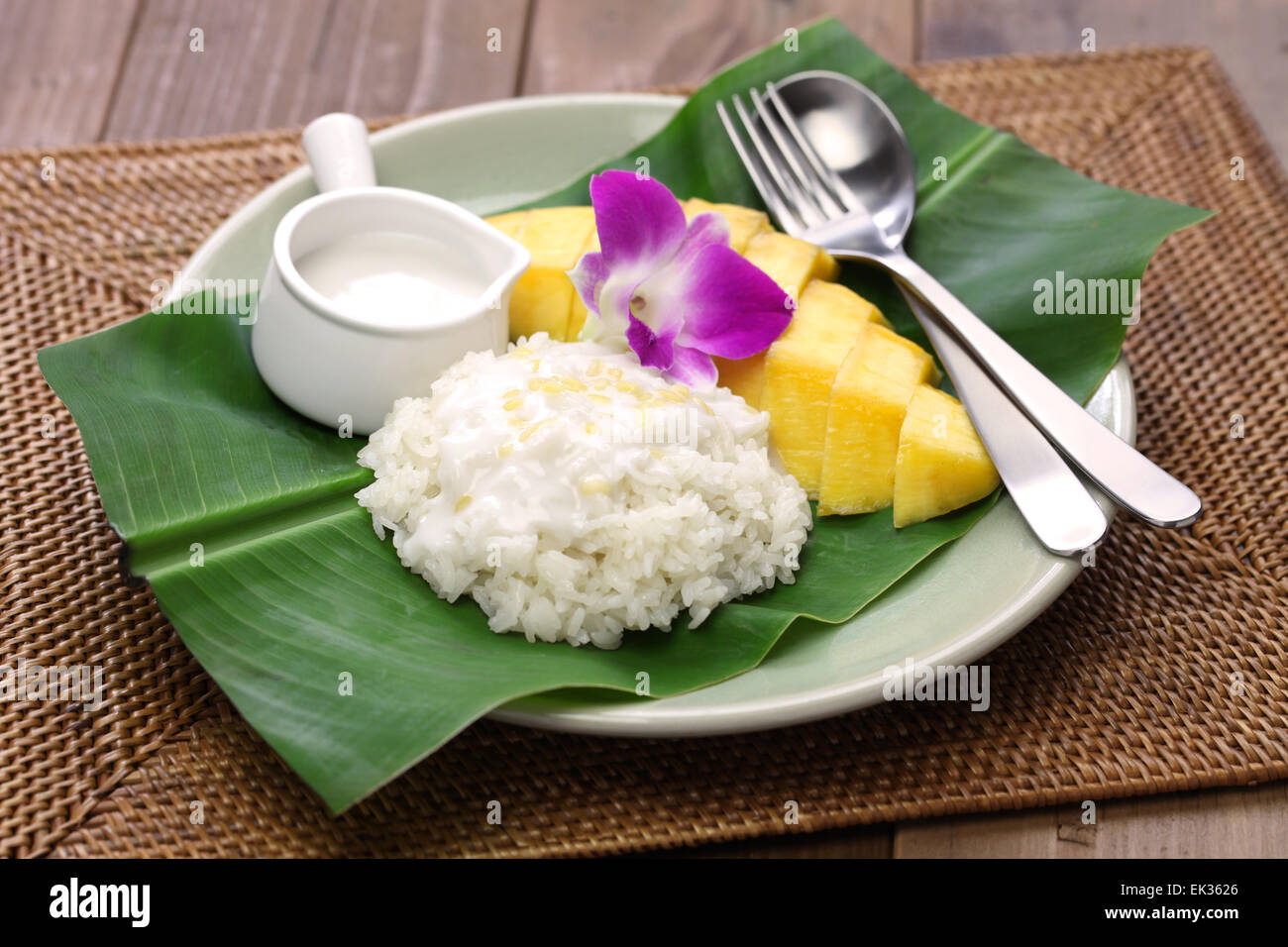Arroz pegajoso con mango, Khao niaow ma Thai Muang, dulce Foto de stock