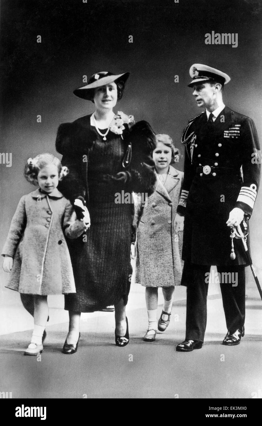 El rey George VI, Su Majestad la Reina Isabel, las Princesas Elizabeth y Margaret, de Inglaterra, ca. finales de 1930 Foto de stock